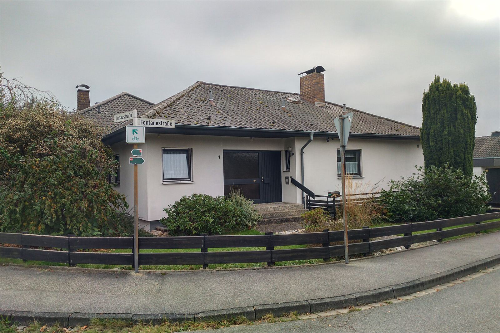 Vermittelter Bungalow auf einem Eckgrundstück